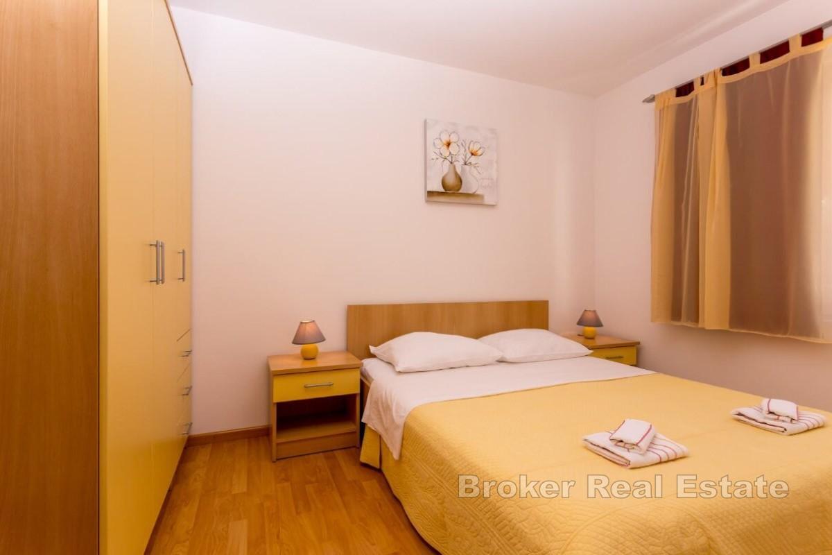 Urokliwy apartamentowiec z widokiem na morze