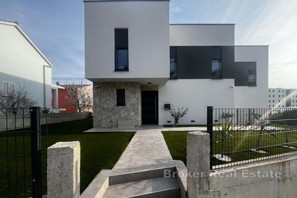 Современный и роскошный дом с бассейном и видом на море