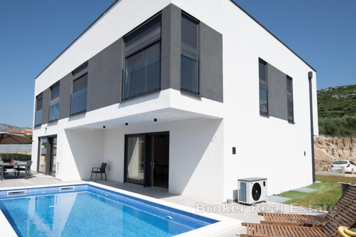 Современный и роскошный дом с бассейном и видом на море
