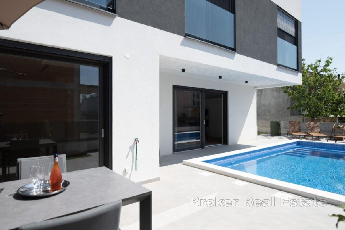 Современный и роскошный дом с бассейном и видом на море