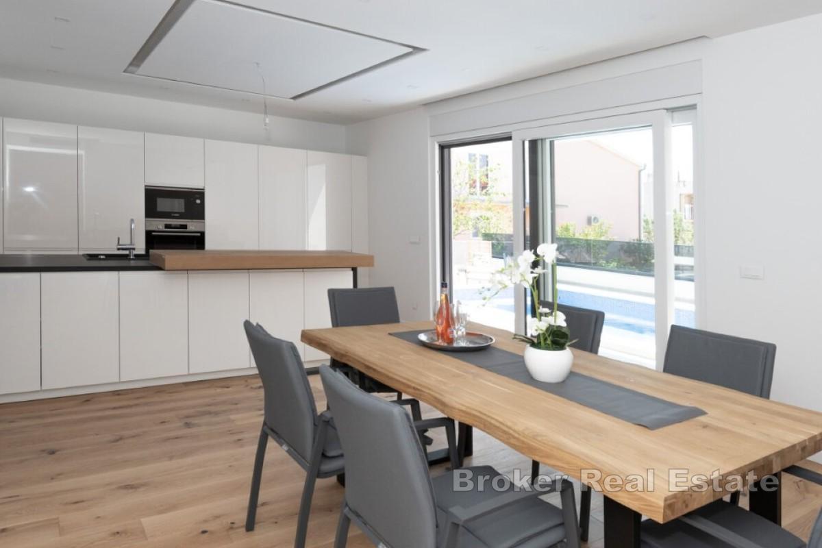 Современный и роскошный дом с бассейном и видом на море