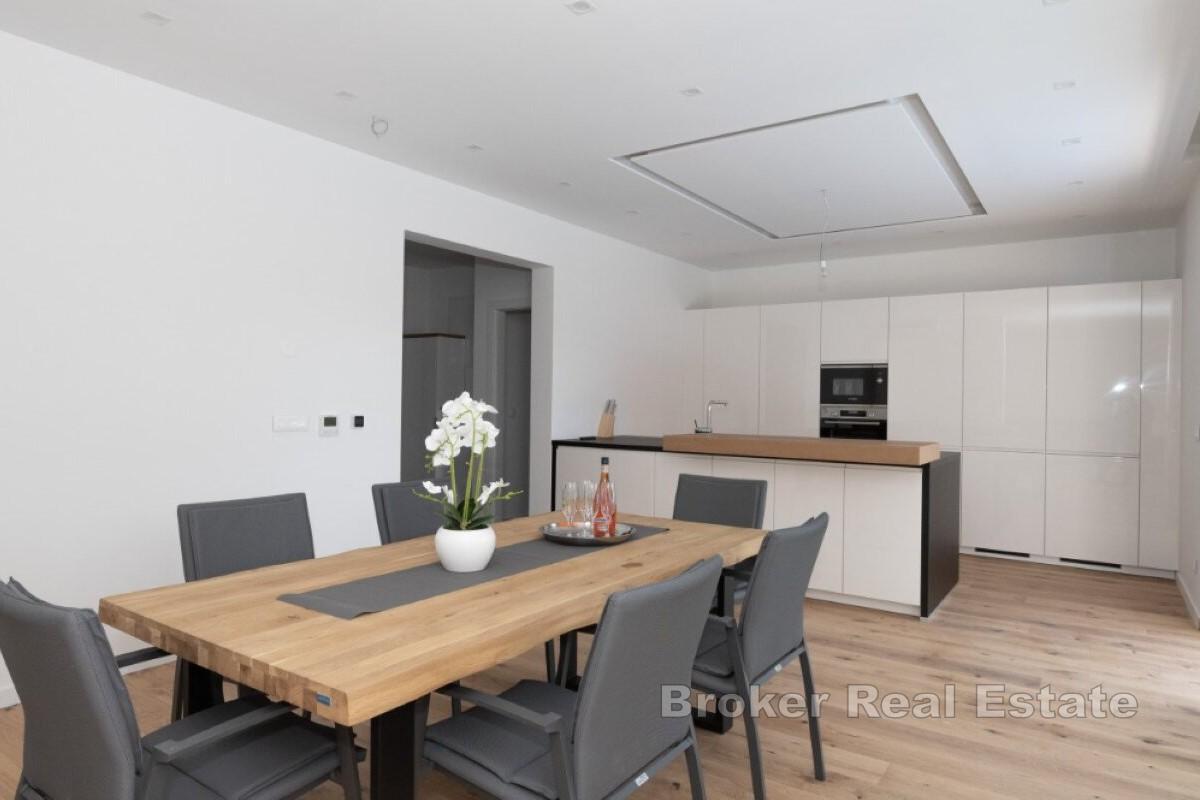 Современный и роскошный дом с бассейном и видом на море