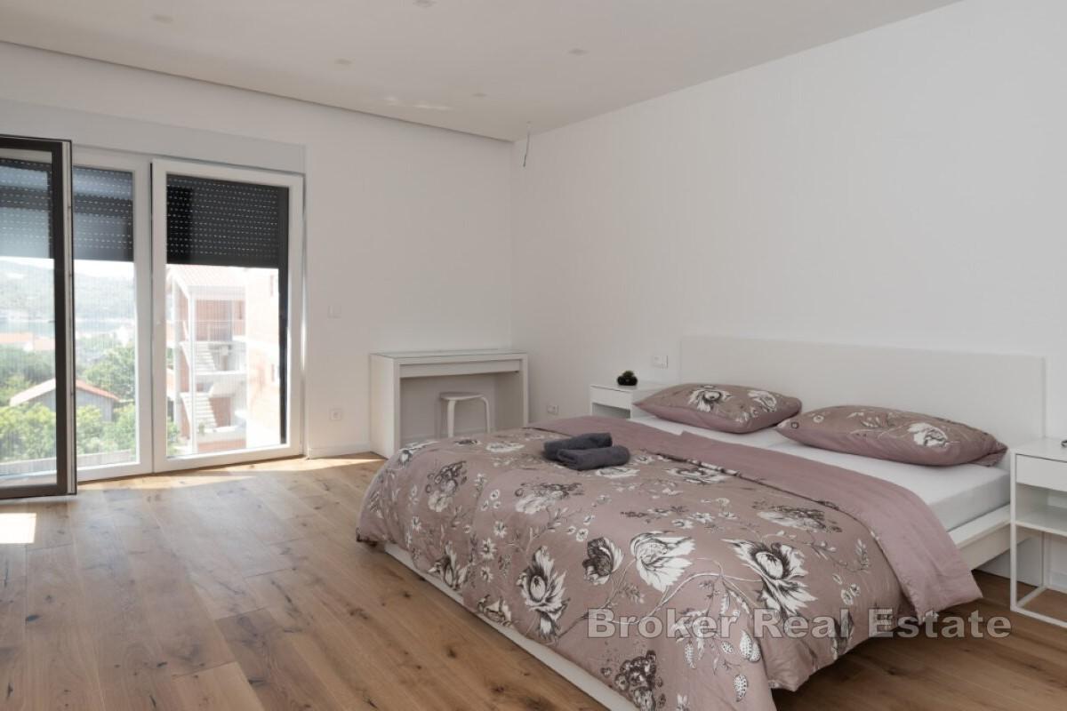 Современный и роскошный дом с бассейном и видом на море