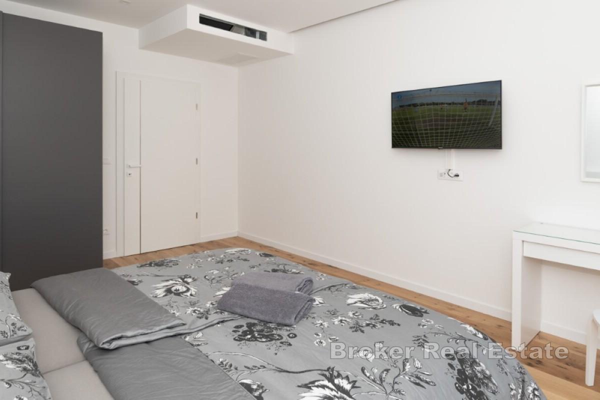 Современный и роскошный дом с бассейном и видом на море