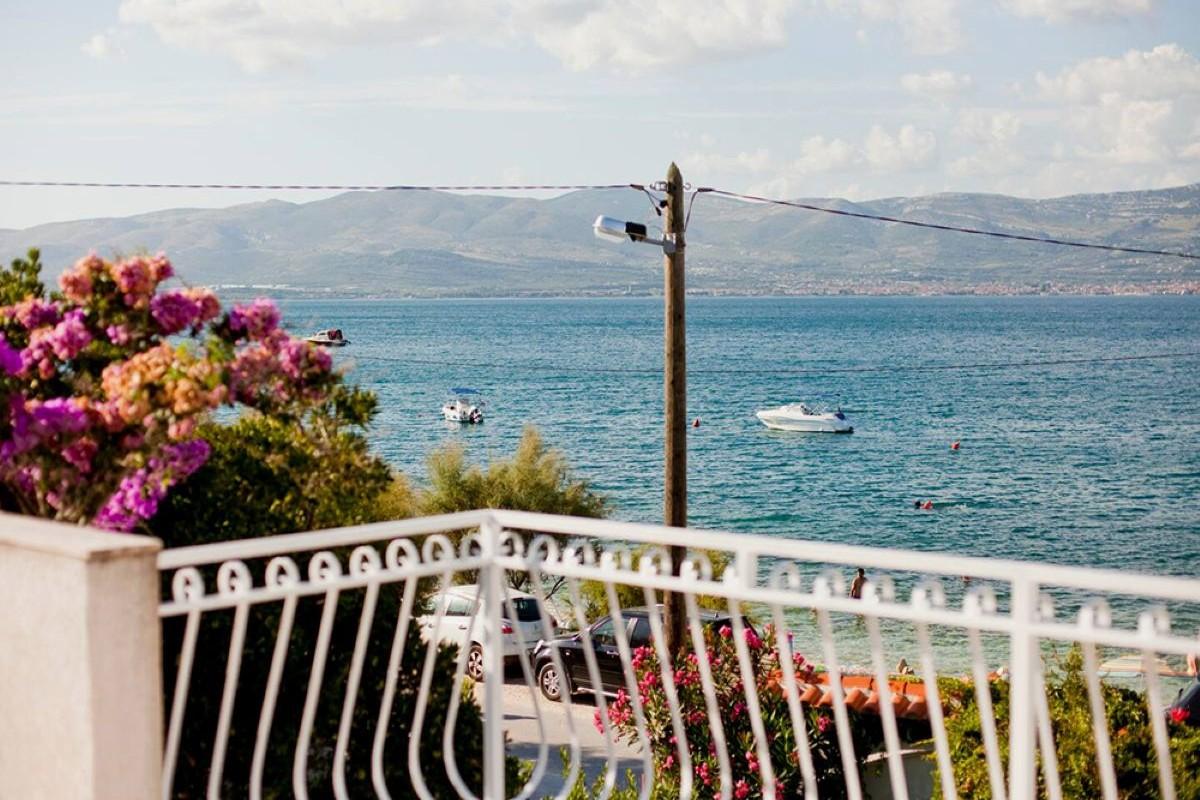 001-2057-27-Ciovo-vacation-house-first-row-to-the-sea-for-sale