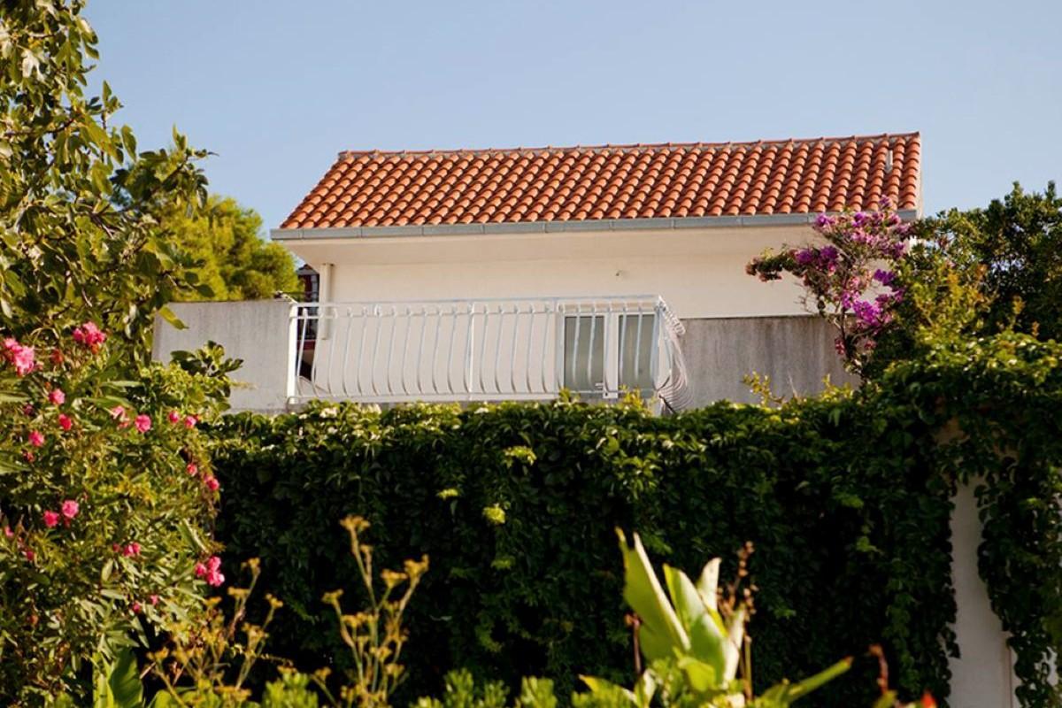 002-2057-27-Ciovo-vacation-house-first-row-to-the-sea-for-sale