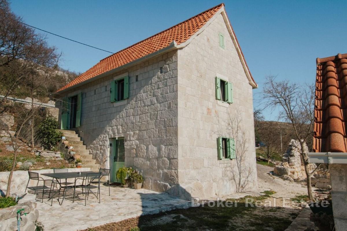 Maison traditionnelle en pierre dans un cadre paisible