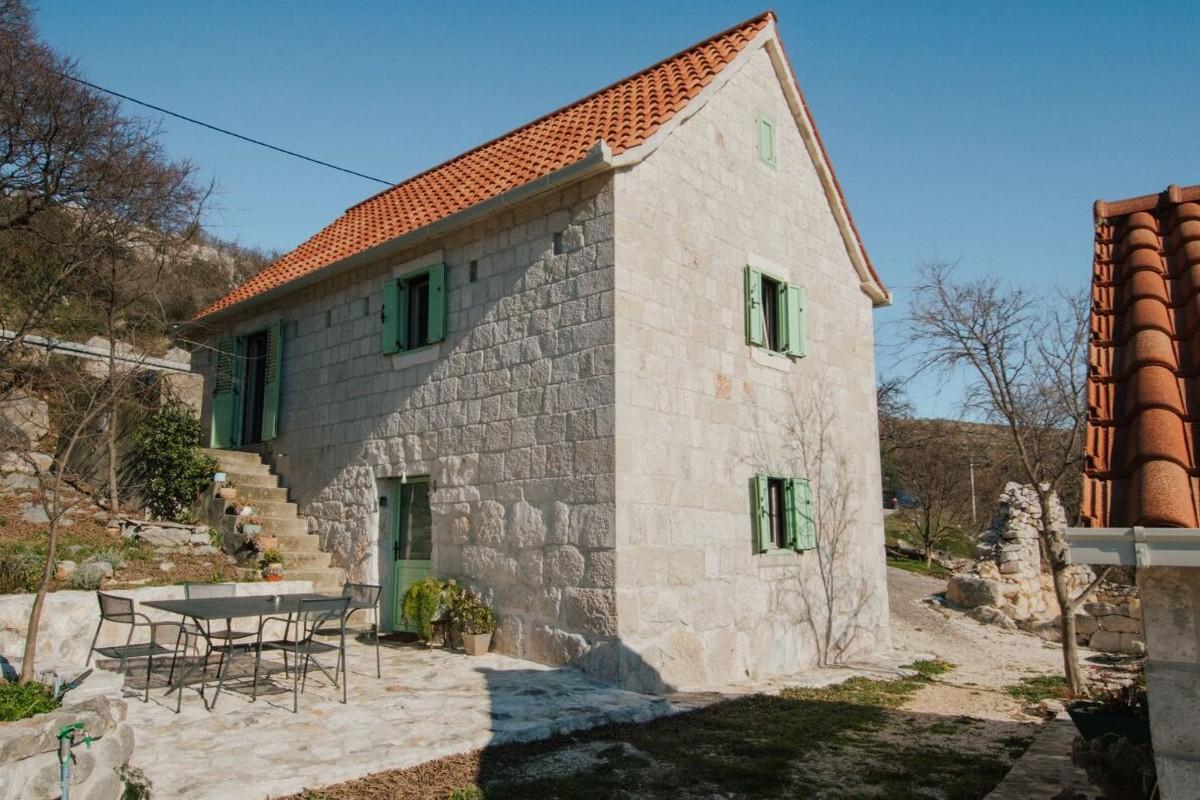 Maison traditionnelle en pierre dans un cadre paisible