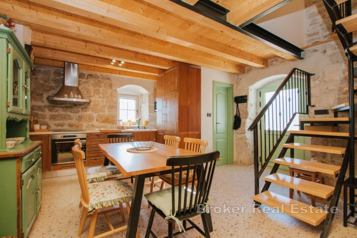 Maison traditionnelle en pierre dans un cadre paisible
