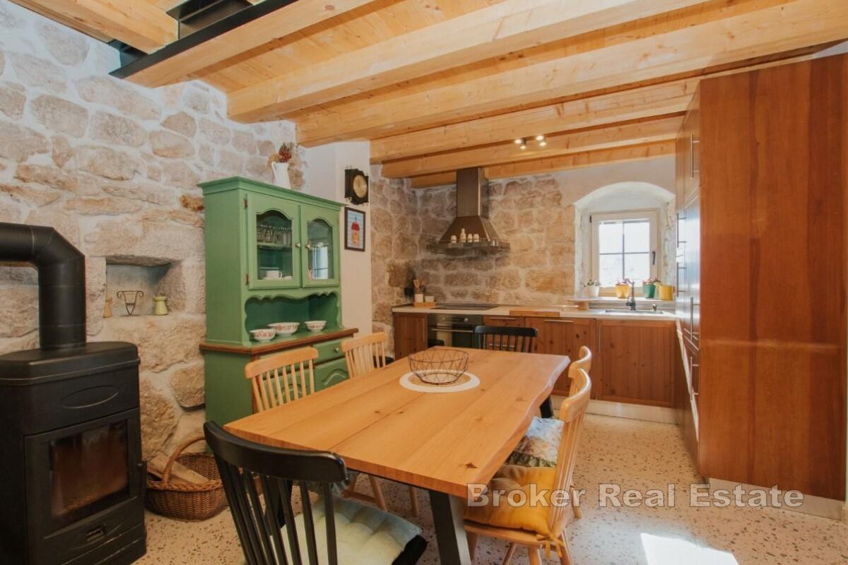 Maison traditionnelle en pierre dans un cadre paisible