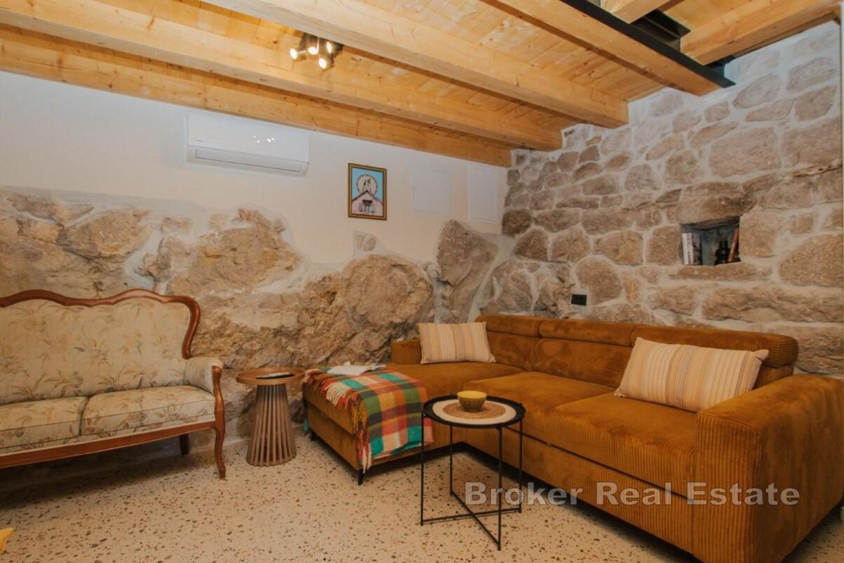 Maison traditionnelle en pierre dans un cadre paisible