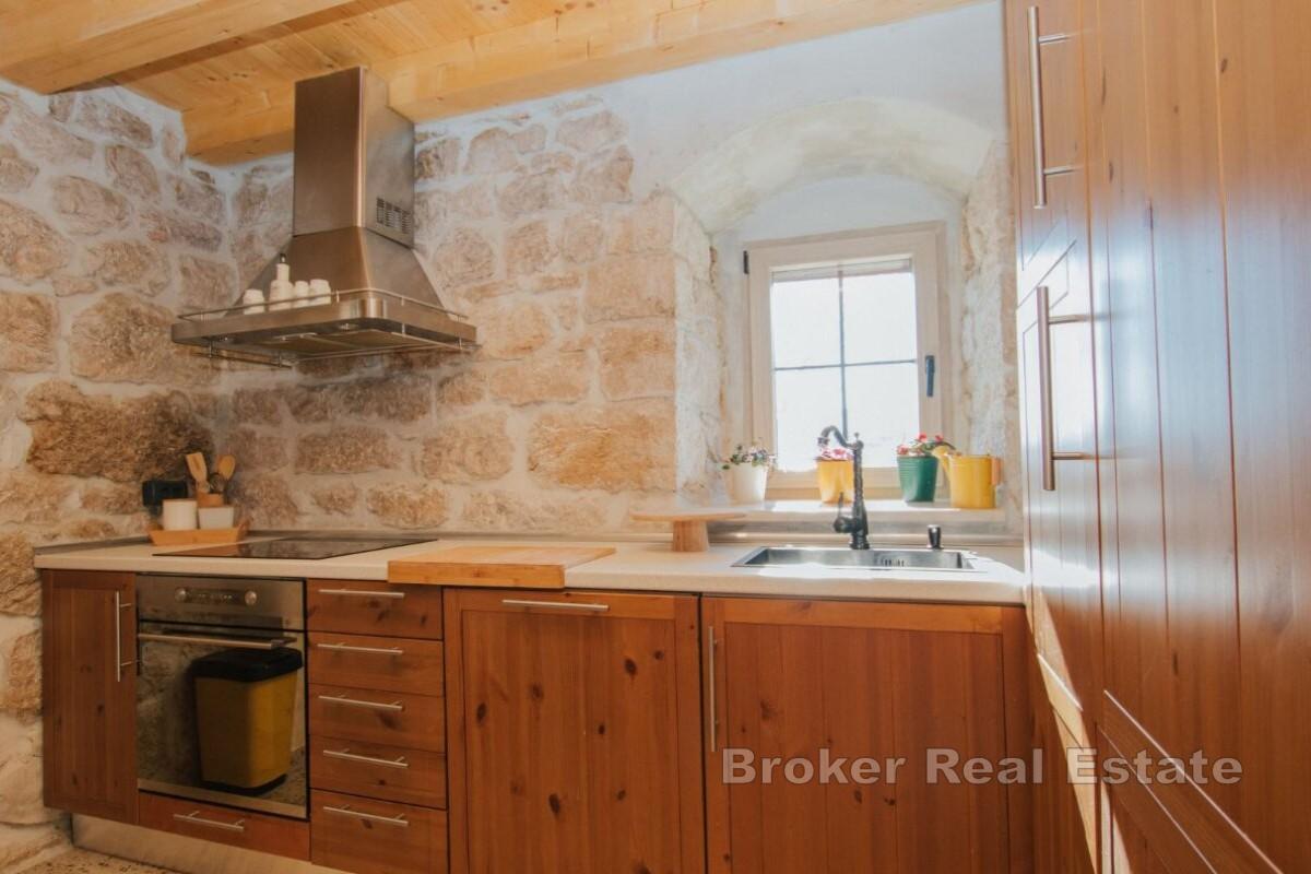 Maison traditionnelle en pierre dans un cadre paisible