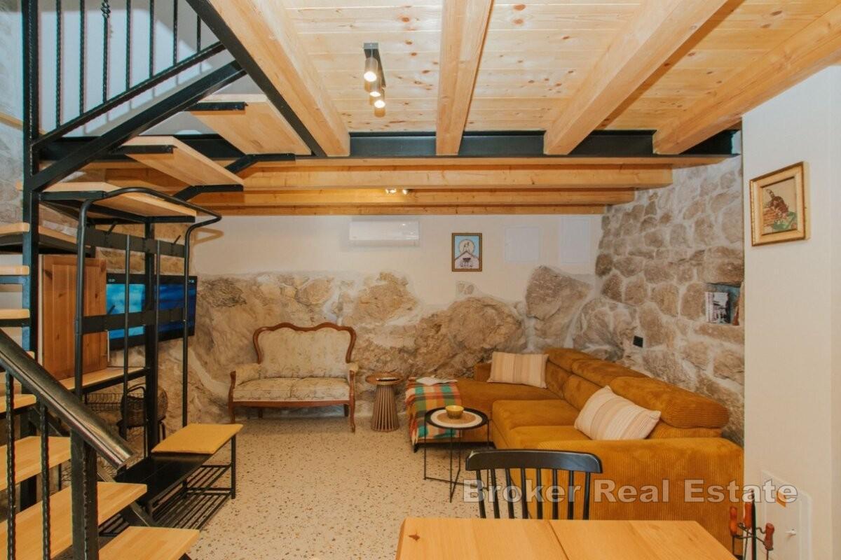 Maison traditionnelle en pierre dans un cadre paisible