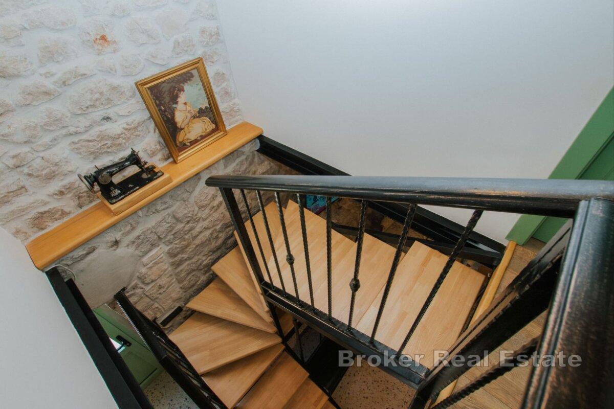 Maison traditionnelle en pierre dans un cadre paisible