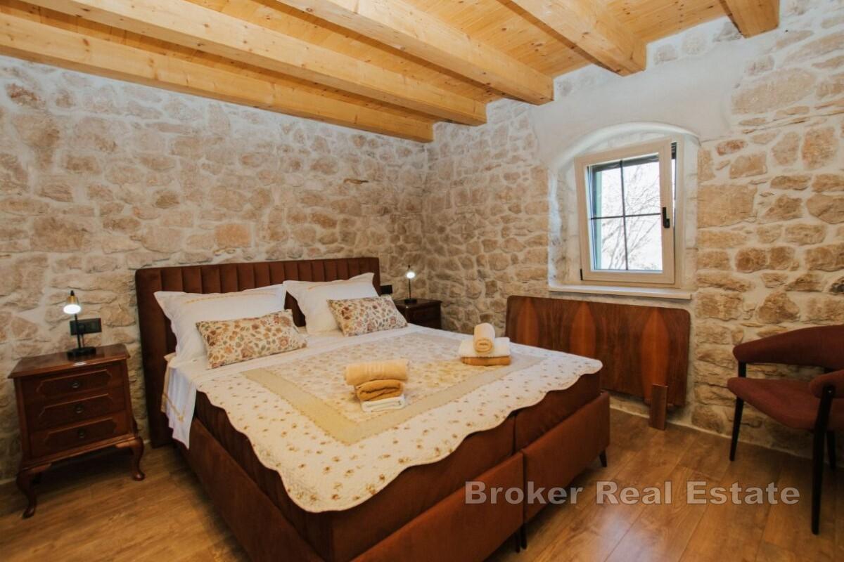 Maison traditionnelle en pierre dans un cadre paisible