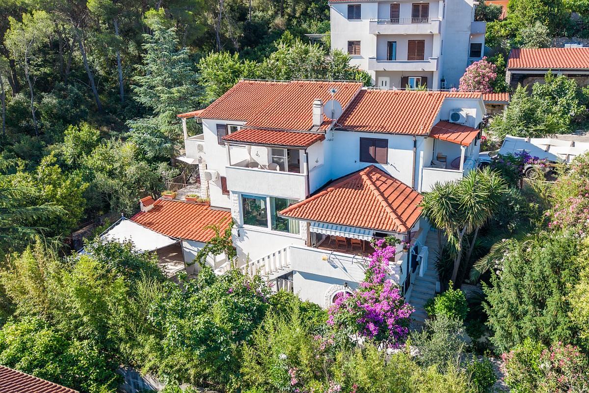 001-2057-46-vacation-house-with-garden-and-sea-view-for-sale