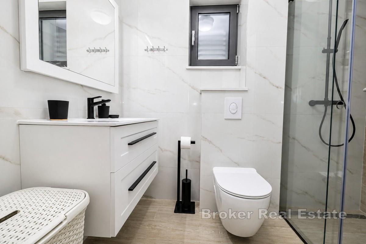 W pełni umeblowany apartament z dwiema sypialniami i widokiem na morze