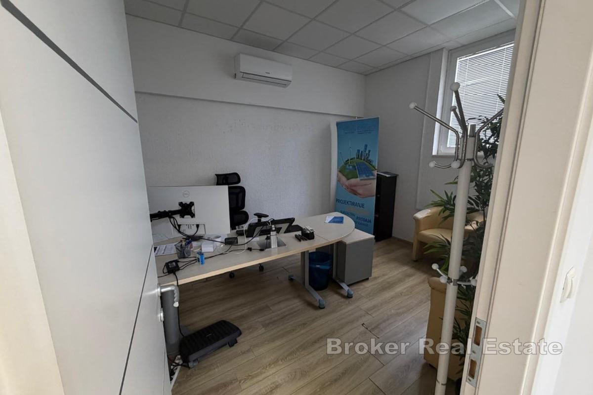 Edificio commerciale altamente accessibile, progettato per una varietà di attività commerciali