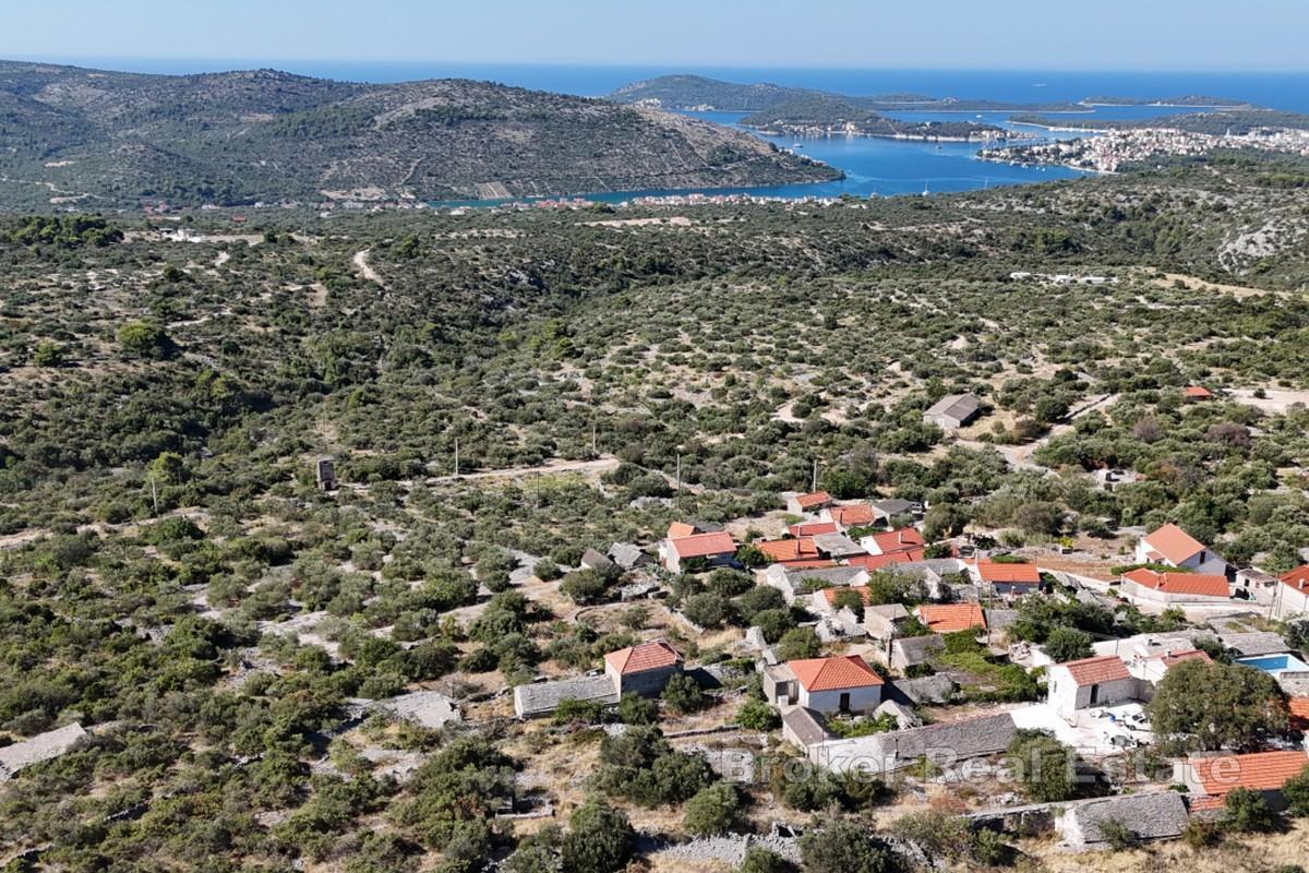 Terreno edificabile con vista mare in una tranquilla cornice dalmata