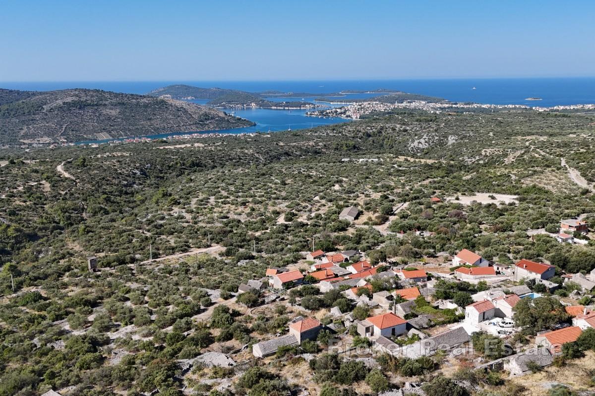 Terreno edificabile con vista mare in una tranquilla cornice dalmata
