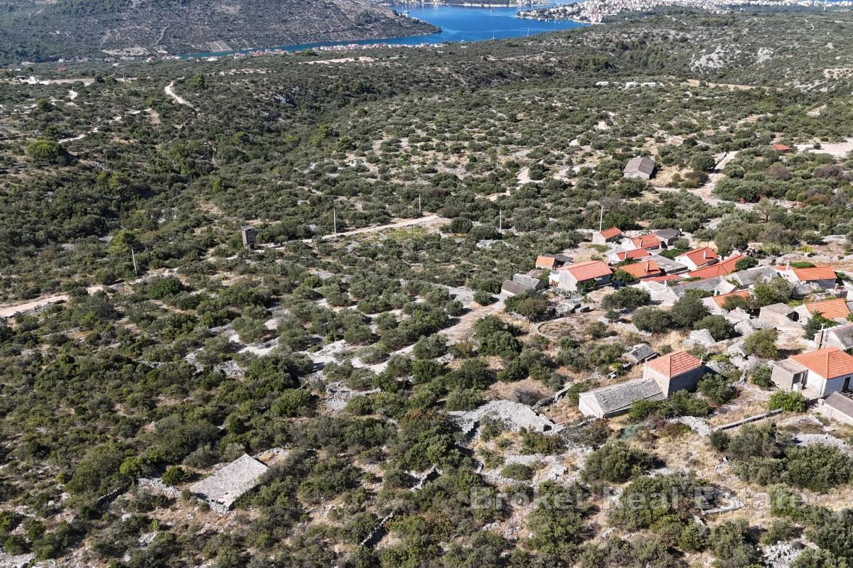 Terreno edificabile con vista mare in una tranquilla cornice dalmata