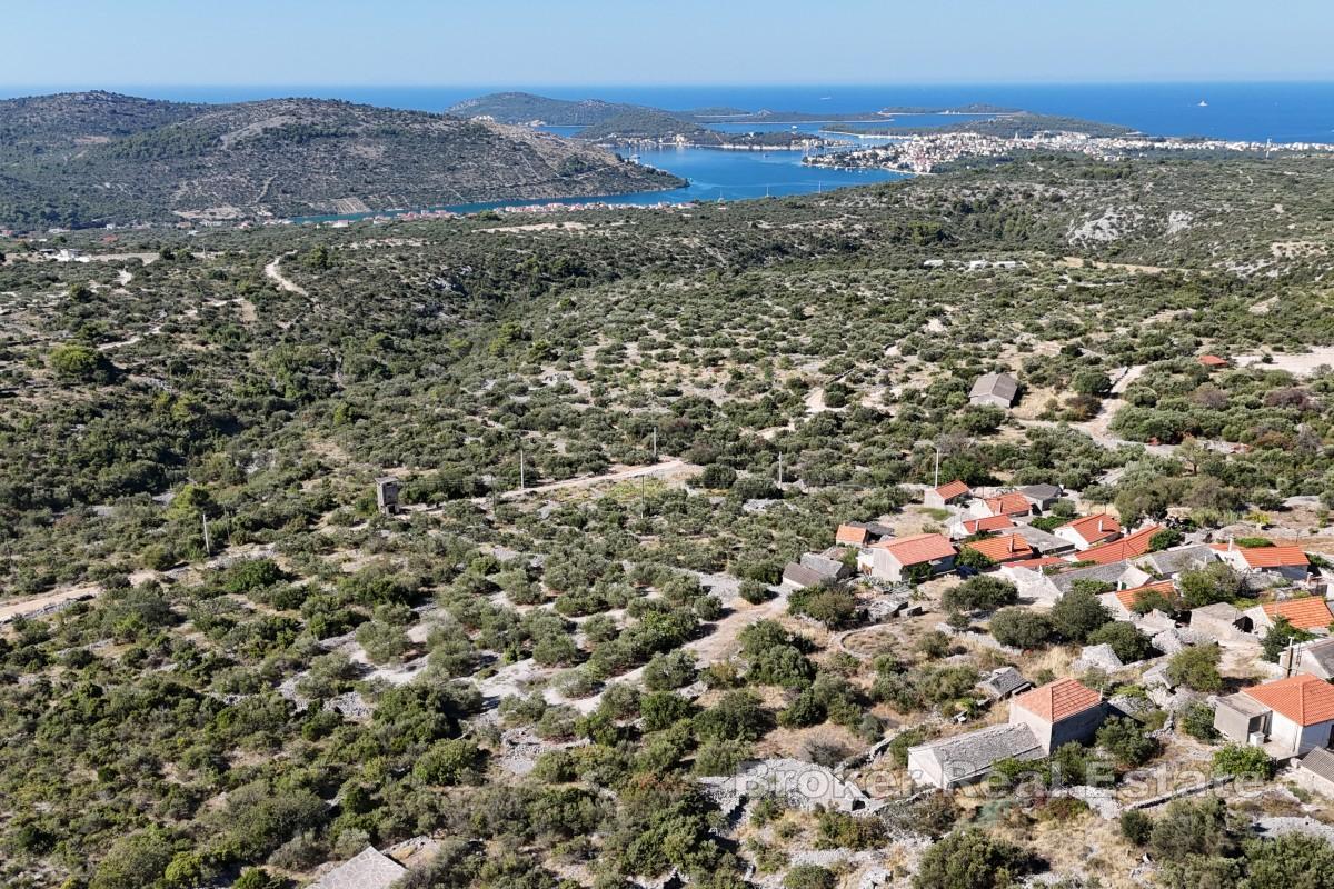 Terreno edificabile con vista mare in una tranquilla cornice dalmata