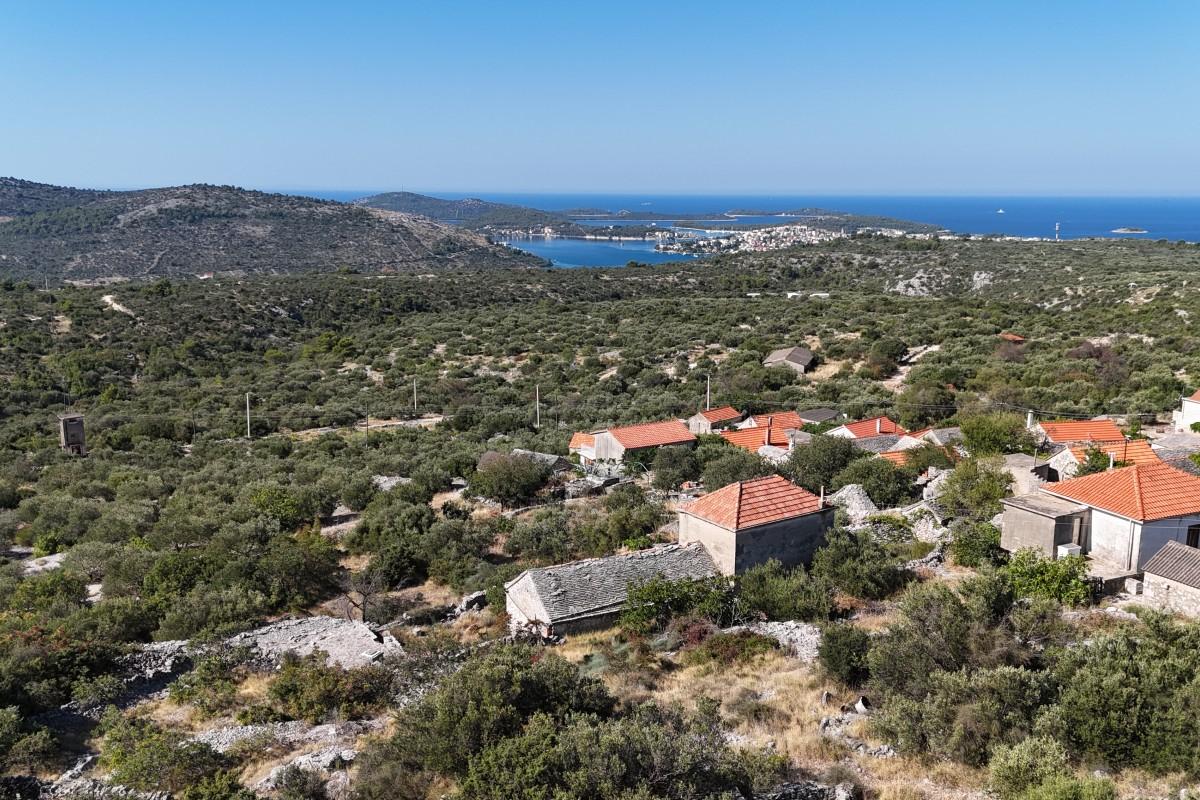 Terreno edificabile con vista mare in una tranquilla cornice dalmata
