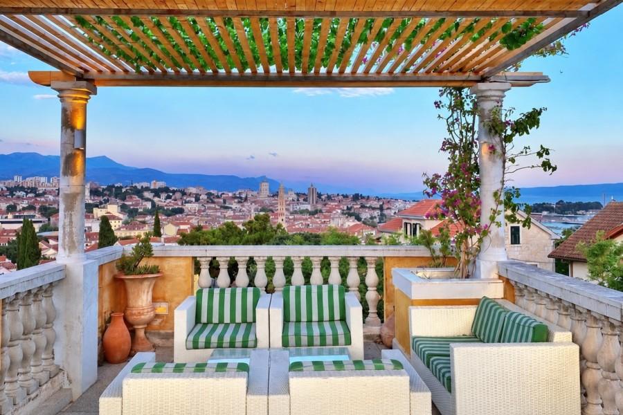 Rare Penthouse with Private Parking and Panoramic Rooftop