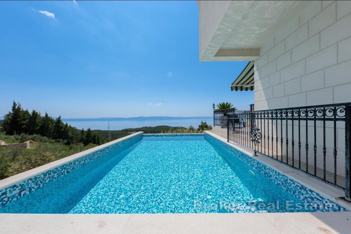 Villa méditerranéenne avec piscine à débordement, vue mer et oliveraie privée