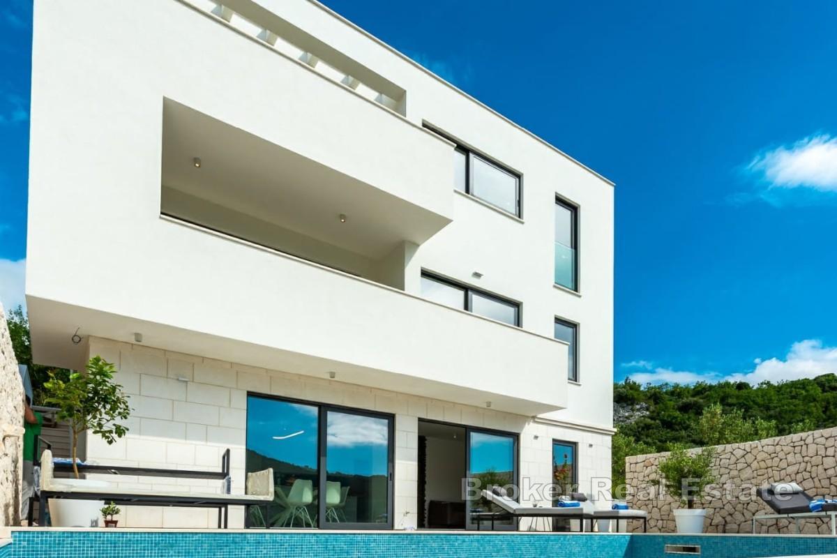 Moderní vila s bazénem u moře