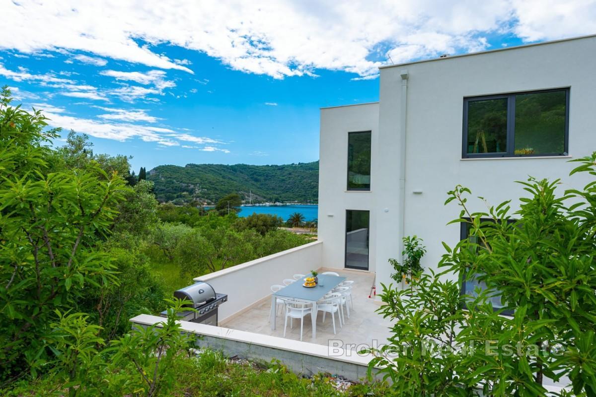 Moderní vila s bazénem u moře