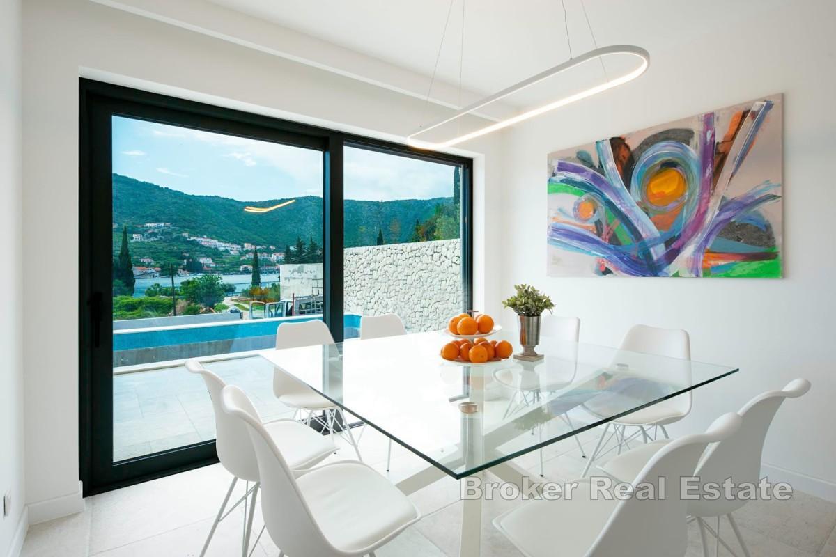 Moderní vila s bazénem u moře