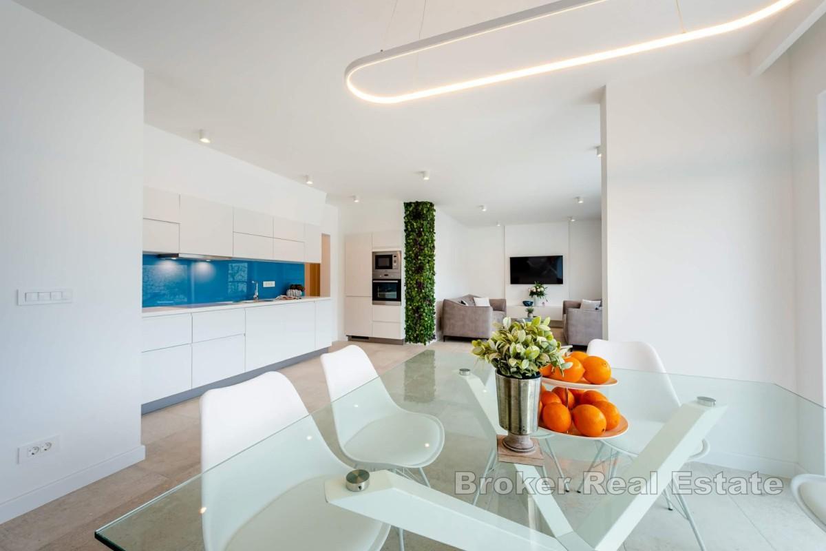 Moderní vila s bazénem u moře