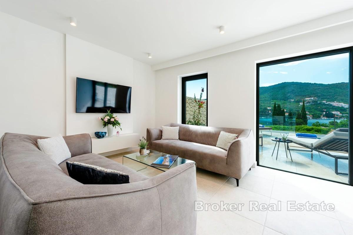 Moderní vila s bazénem u moře