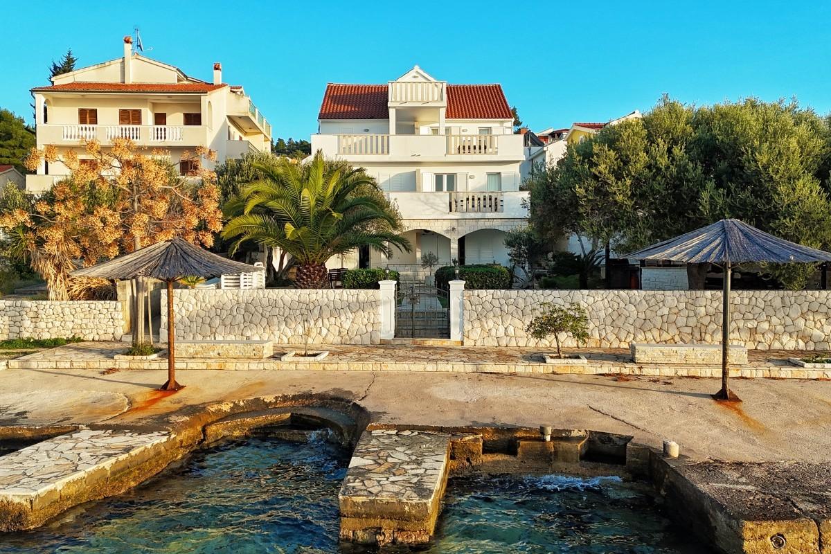 001-2058-03-Šibenik-Apartment-house-first-row-to-the-sea-for-sale