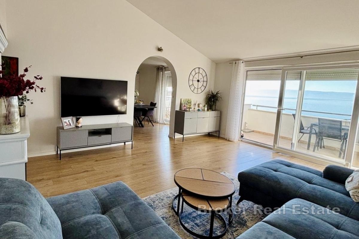 Komfortowy apartament z trzema sypialniami blisko morza z widokiem na morze