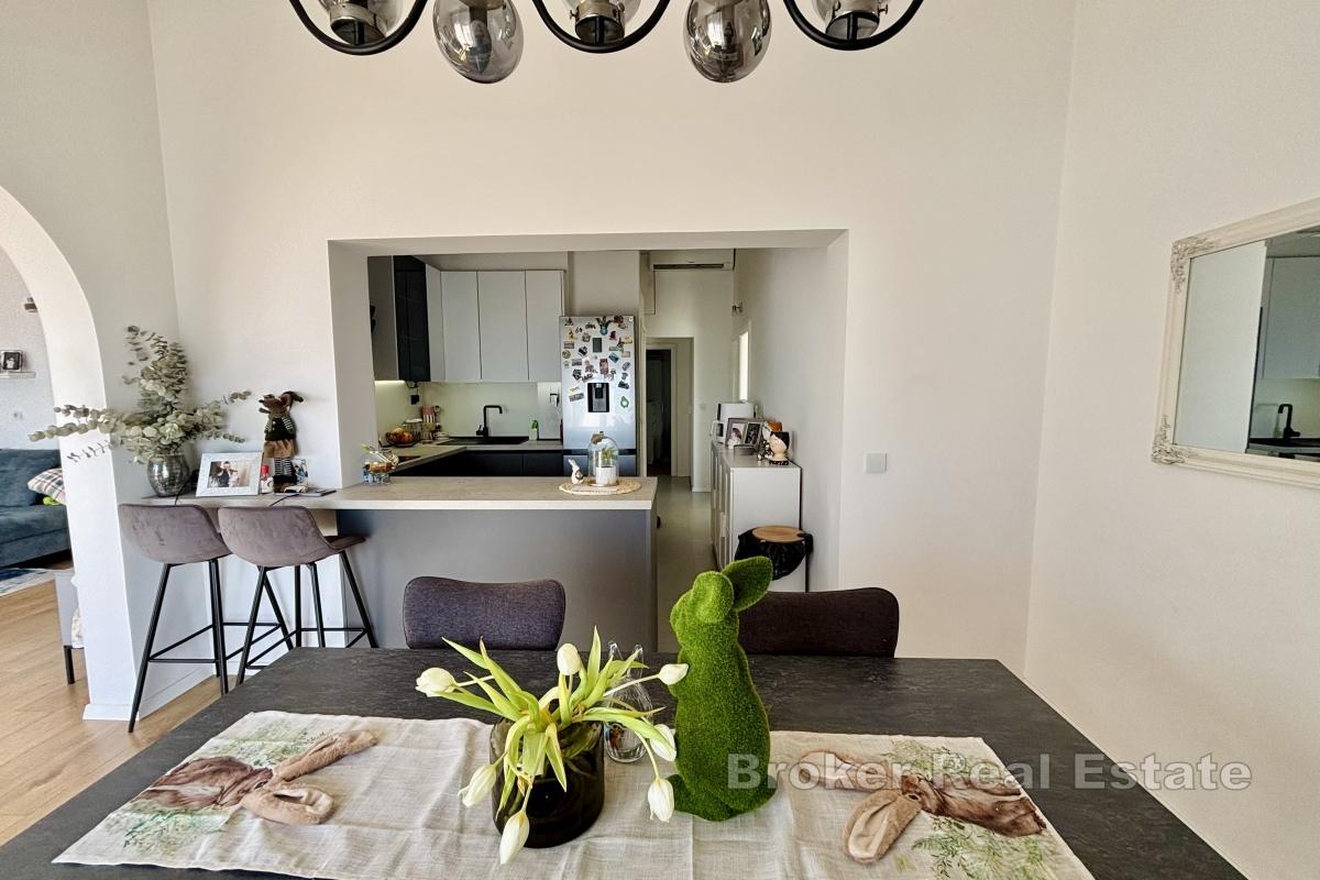 Komfortowy apartament z trzema sypialniami blisko morza z widokiem na morze