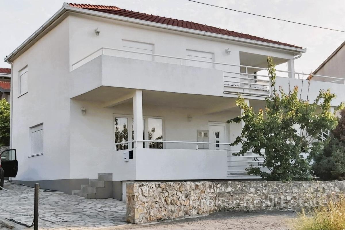 Haus mit zwei Wohnungen in Toplage nahe dem Strand