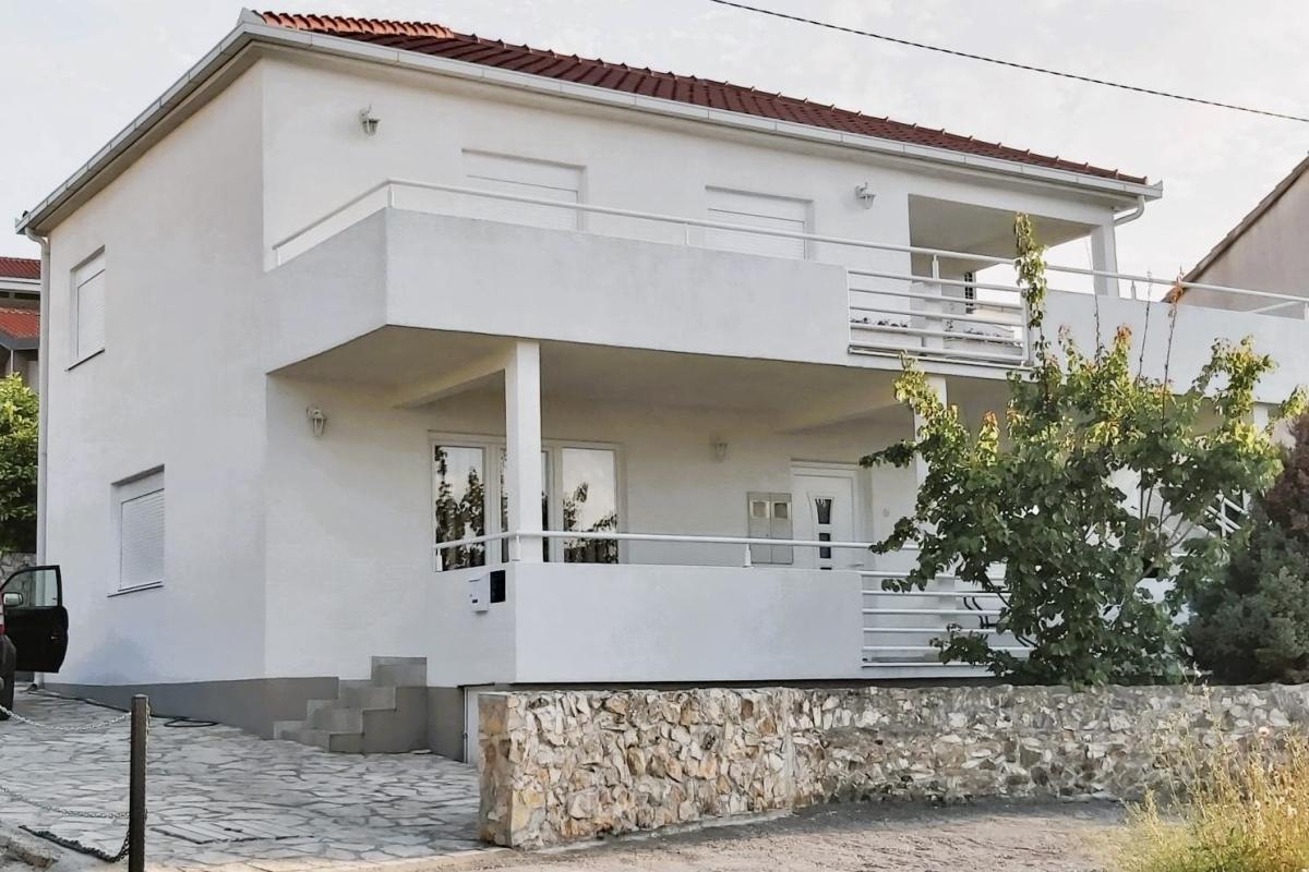 Casa con due appartamenti in posizione eccellente vicino alla spiaggia