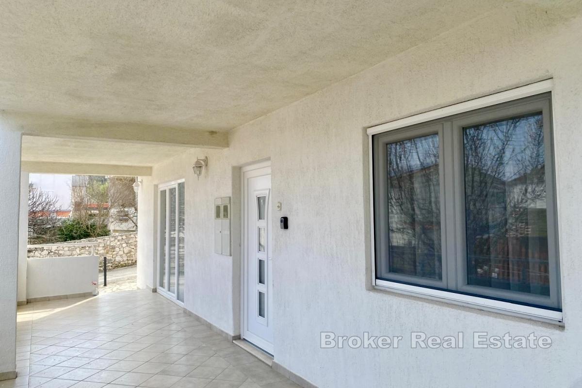 Hus med to leiligheter og en utmerket beliggenhet nær stranden