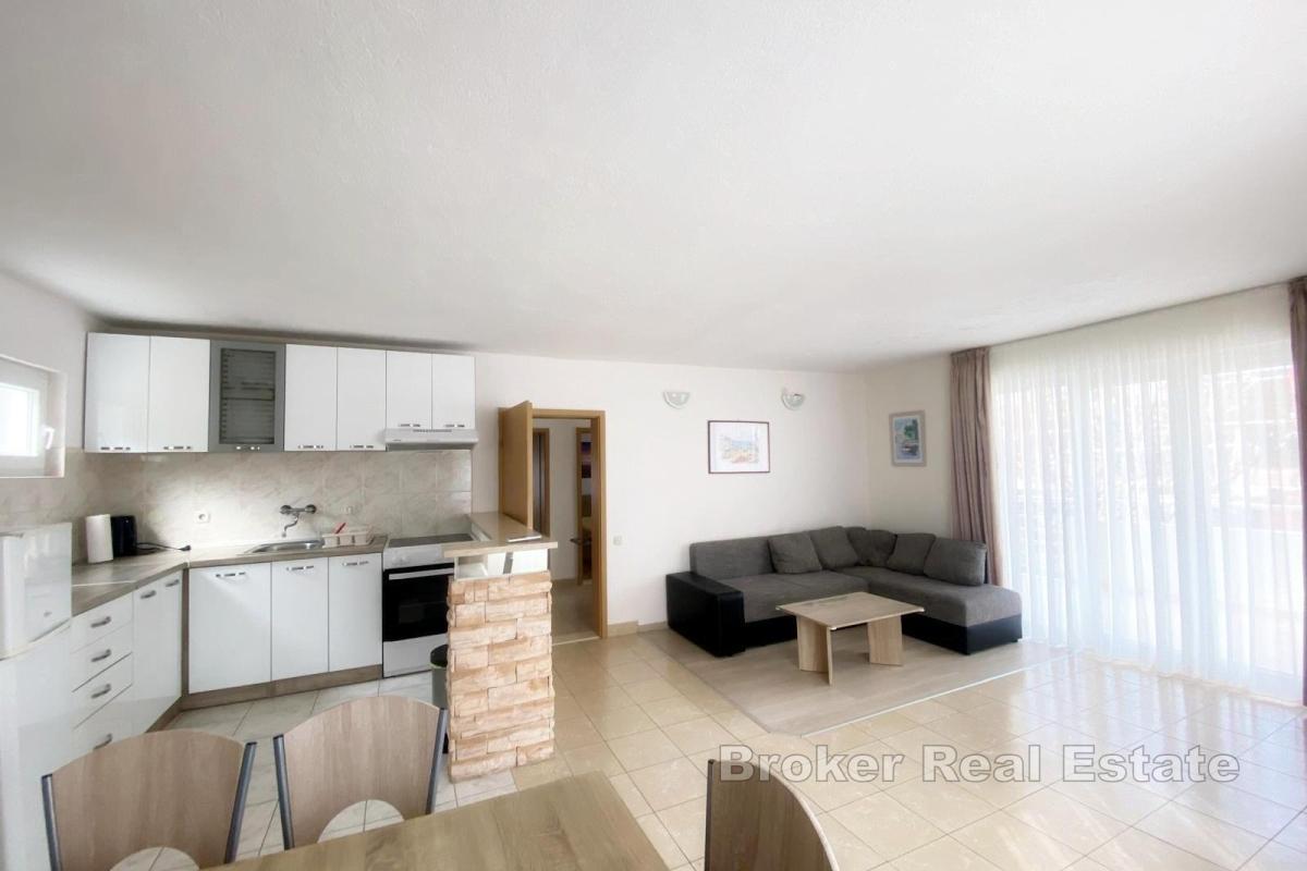 Hus med två lägenheter och ett utmärkt läge nära stranden