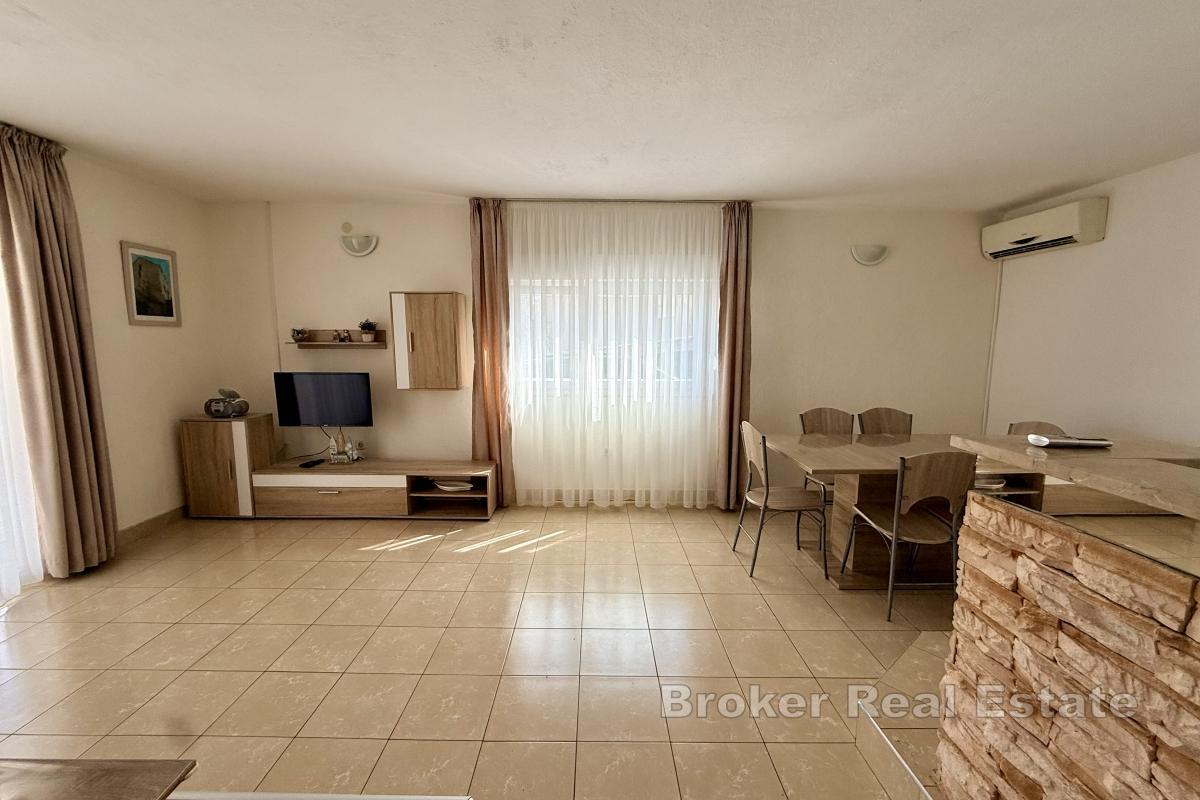 Hus med två lägenheter och ett utmärkt läge nära stranden