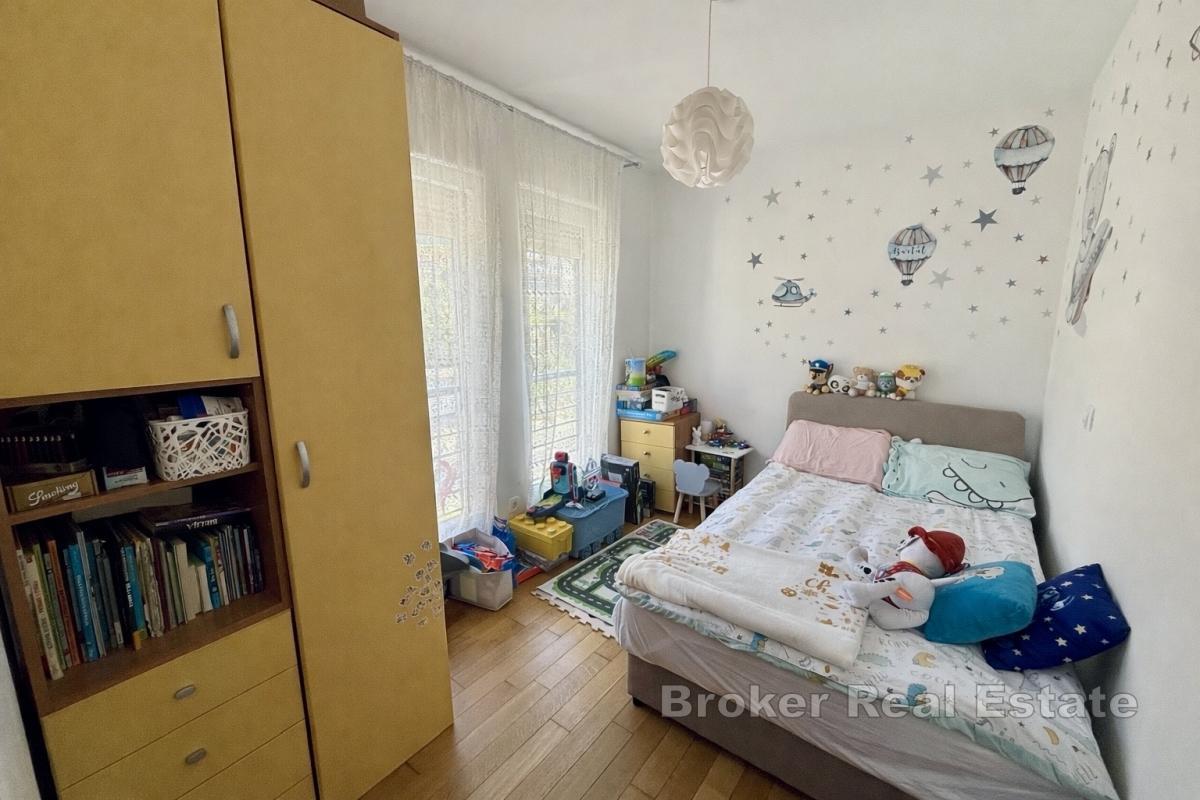 Moderní a plně zařízený byt se dvěma ložnicemi v klidné lokalitě