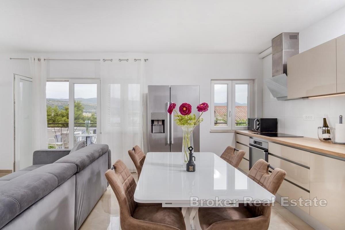 Appartamento in posizione tranquilla con vista mare e ampio giardino