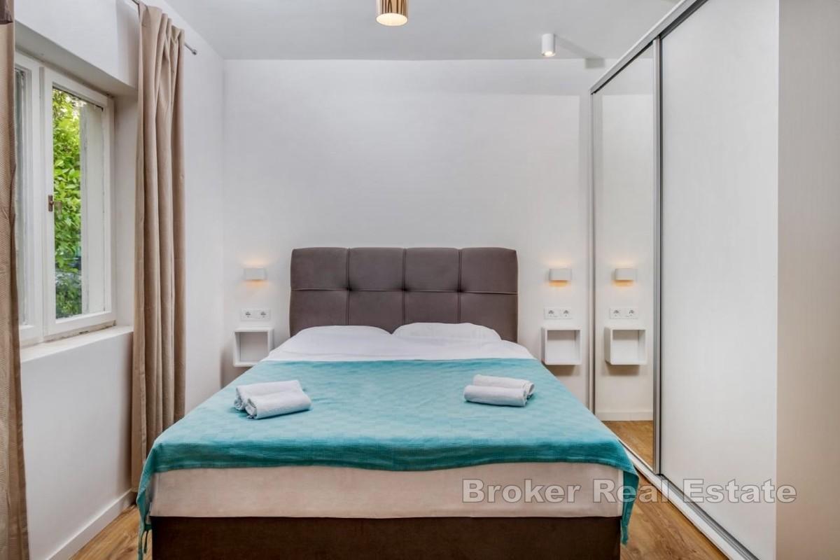 Apartmán v klidné lokalitě s výhledem na moře a velkou zahradou