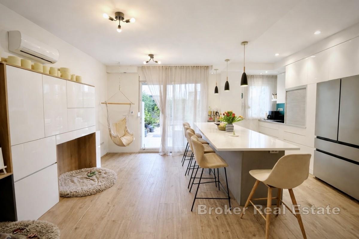 Słoneczny apartament z dużym, prywatnym podwórkiem