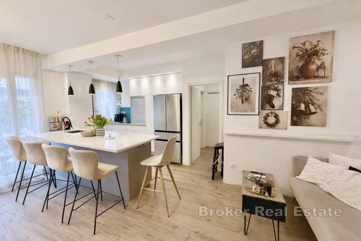 Słoneczny apartament z dużym, prywatnym podwórkiem