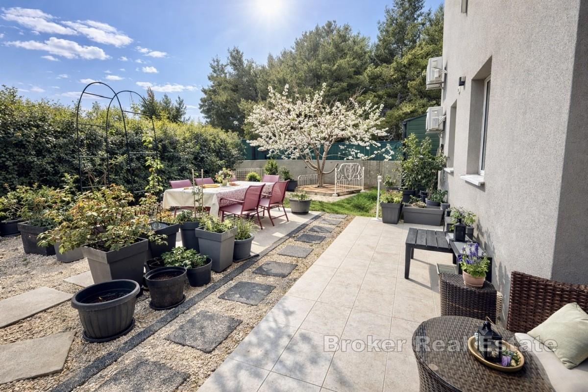 Słoneczny apartament z dużym, prywatnym podwórkiem