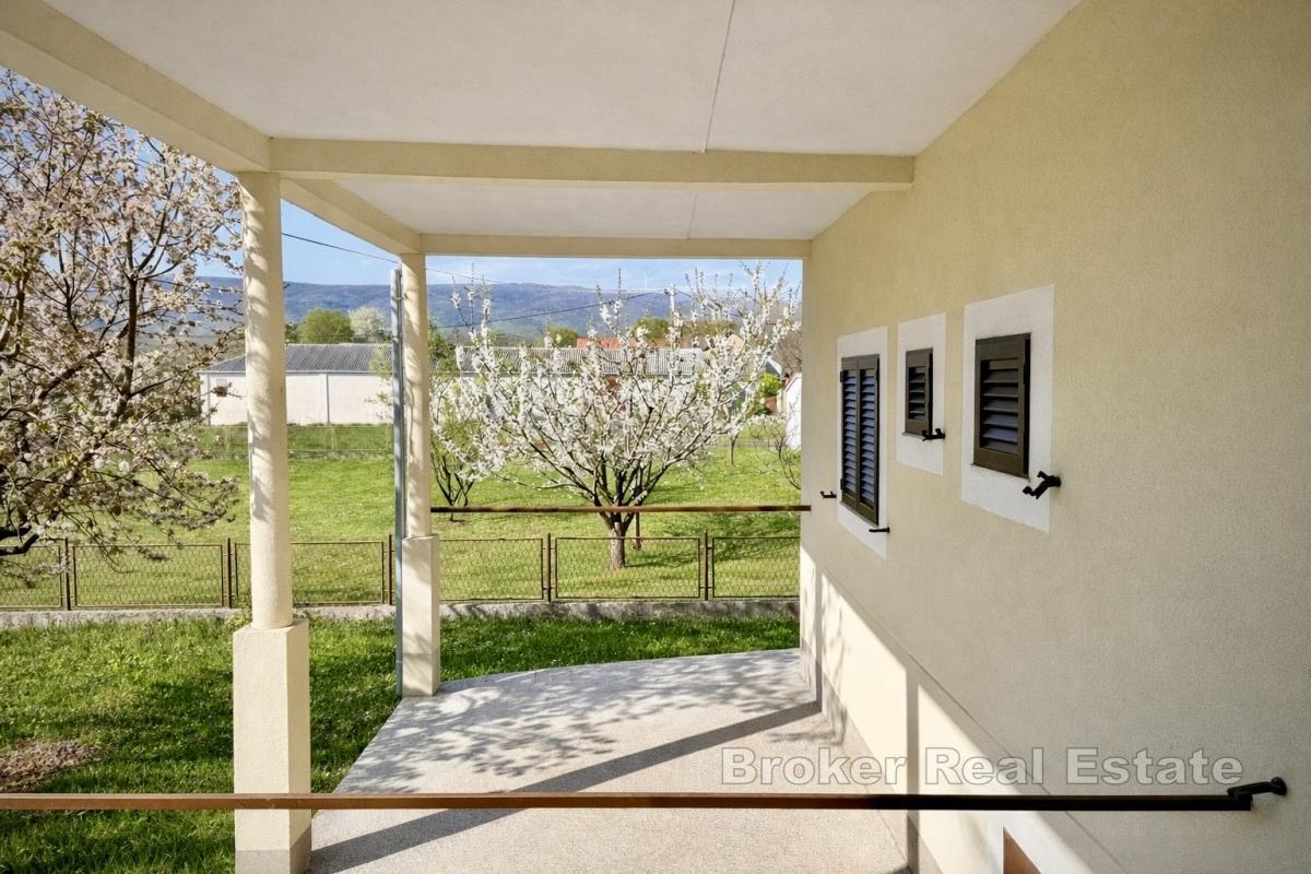 Renovirana obiteljska kuća s dva stana u mirnom okruženju