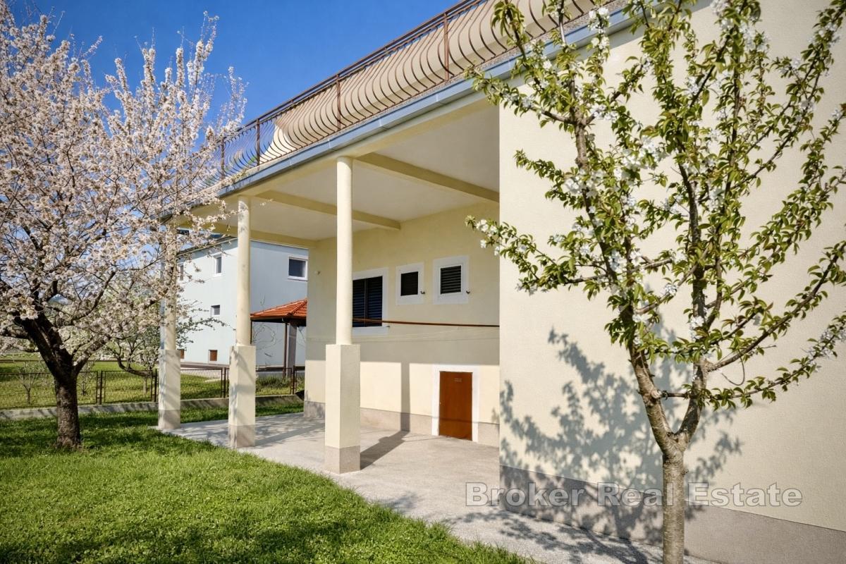 Отремонтированный семейный дом с двумя квартирами в тихом районе